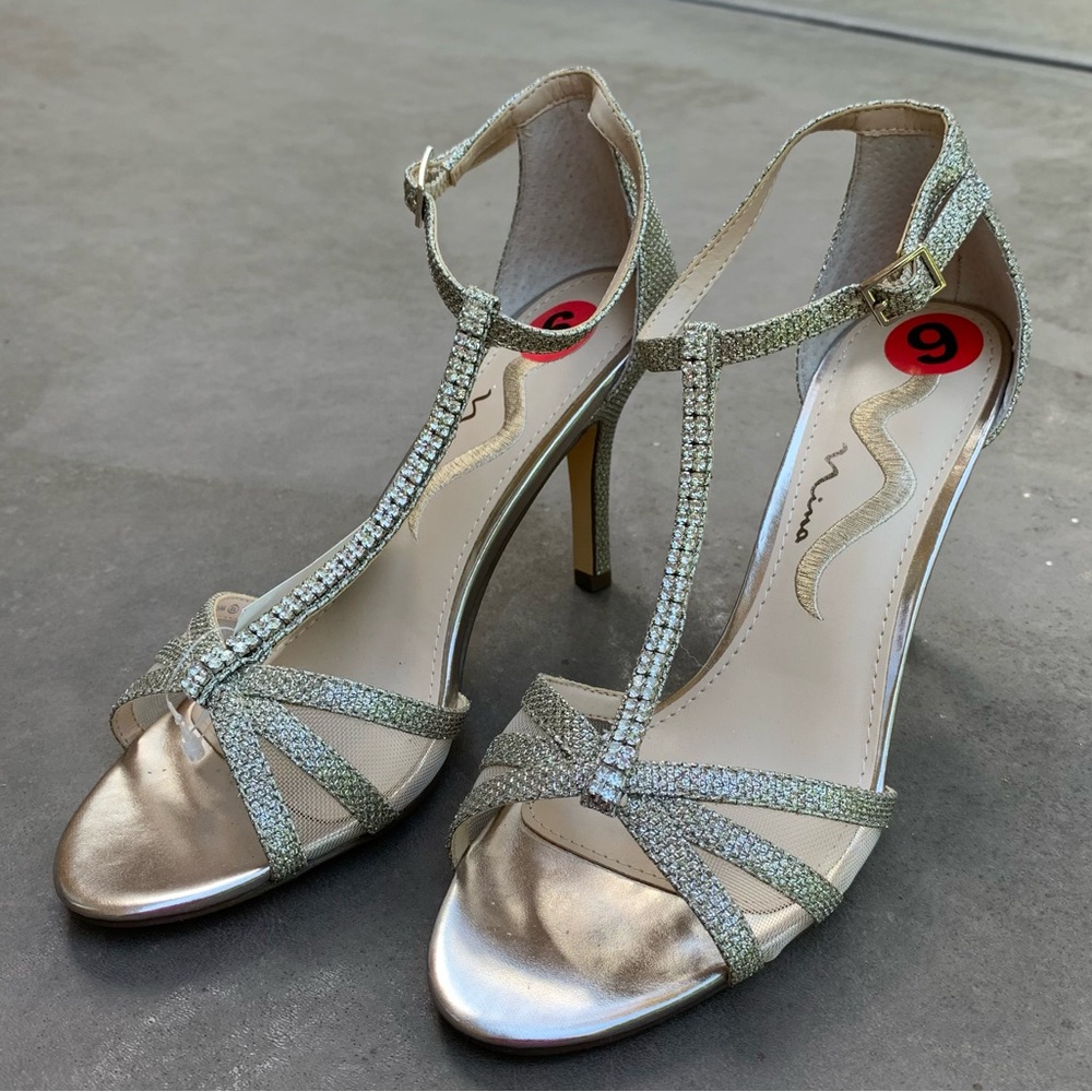 NWT Nina Valaida T-Strap Stiletto Latte Metallic Silver Stone Heel Dress Sandal